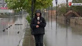 VIDEO Vânt puternic în larg, străzi inundate pe țărm! Faleza din Năvodari a fost inundată din cauza ploilor